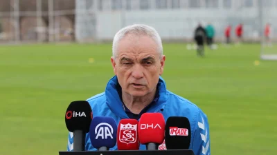 Sivasspor’da Rıza Çalımbay: “Düşmeyi Aklımızdan Bile Geçirmiyoruz” Sivasspor Teknik Direktörü Rıza Çalımbay, takımına güvendiğini vurgulayarak, “Taraftar desteğiyle