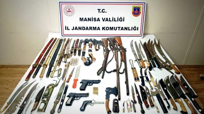  Manisa’nın Yunusemre ve Akhisar ilçelerinde düzenlenen operasyonda ruhsatsız silah