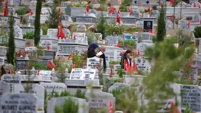 Kahramanmaraş merkezli depremlerden etkilenen Osmaniye’de, vatandaşlar Ramazan Bayramı arifesinde hayatını