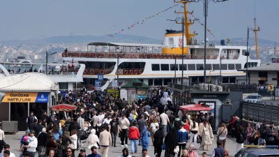 Ramazan Bayramı’nı İstanbul’da geçiren vatandaşlar, kabir ve akraba ziyaretleriyle birlikte