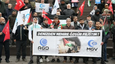 Eskişehir’de toplanan vatandaşlar, İsrail’in Gazze’ye yönelik saldırılarını protesto ederek Gazze