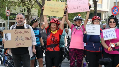 Bisikletli Ulaşımı Geliştirme Derneği üyeleri, İzmir’de kaldırılan bisiklet yollarına karşı