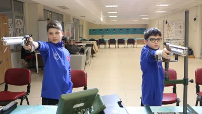 Kilisli Genç Atıcılar Milli Takım Hedefiyle Gözünü Zirveye Dikti Kilis'te kurulan atıcılık takımı, kısa sürede Türkiye rekorları kırarak milli