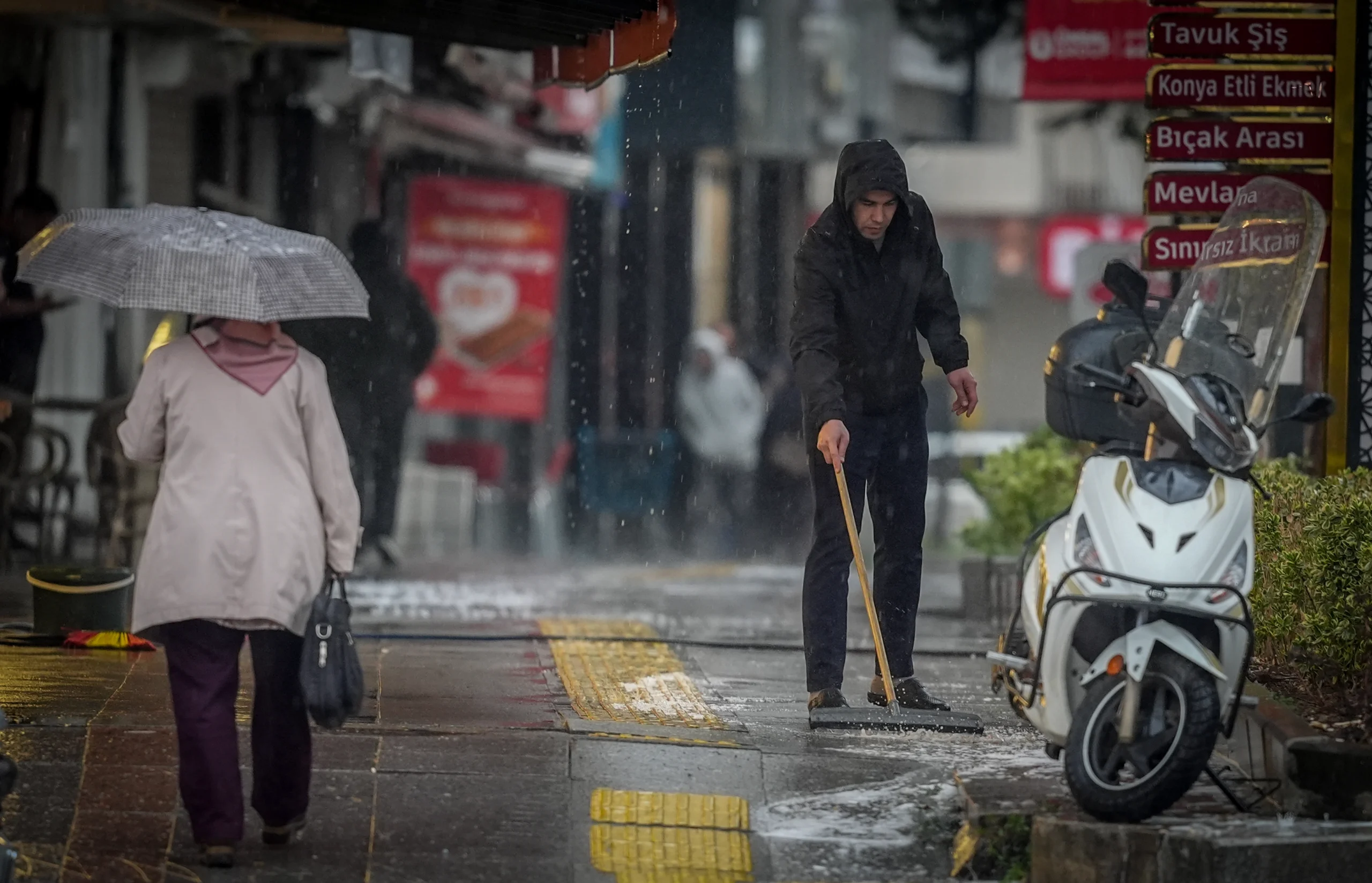 Başkent Ankara’da öğle saatlerinde aniden başlayan yağmur, günlük yaşamı kısa