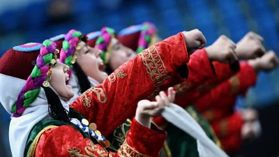 Türkiye’nin dört bir yanından gelen yıldızlar, yöresel kıyafetleriyle sahne alarak