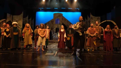 Bursa'da düzenlenen tiyatro festivalinde sahnelenen “Uçmak Hezarfen Ahmed Çelebi” oyunu