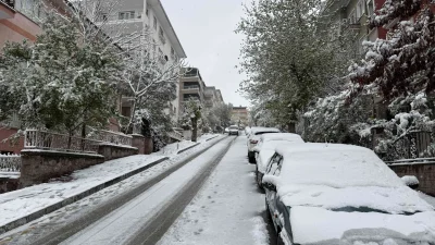 Ankara'da sabah saatlerinde etkili olan kar yağışı, kenti beyaza bürüdü.