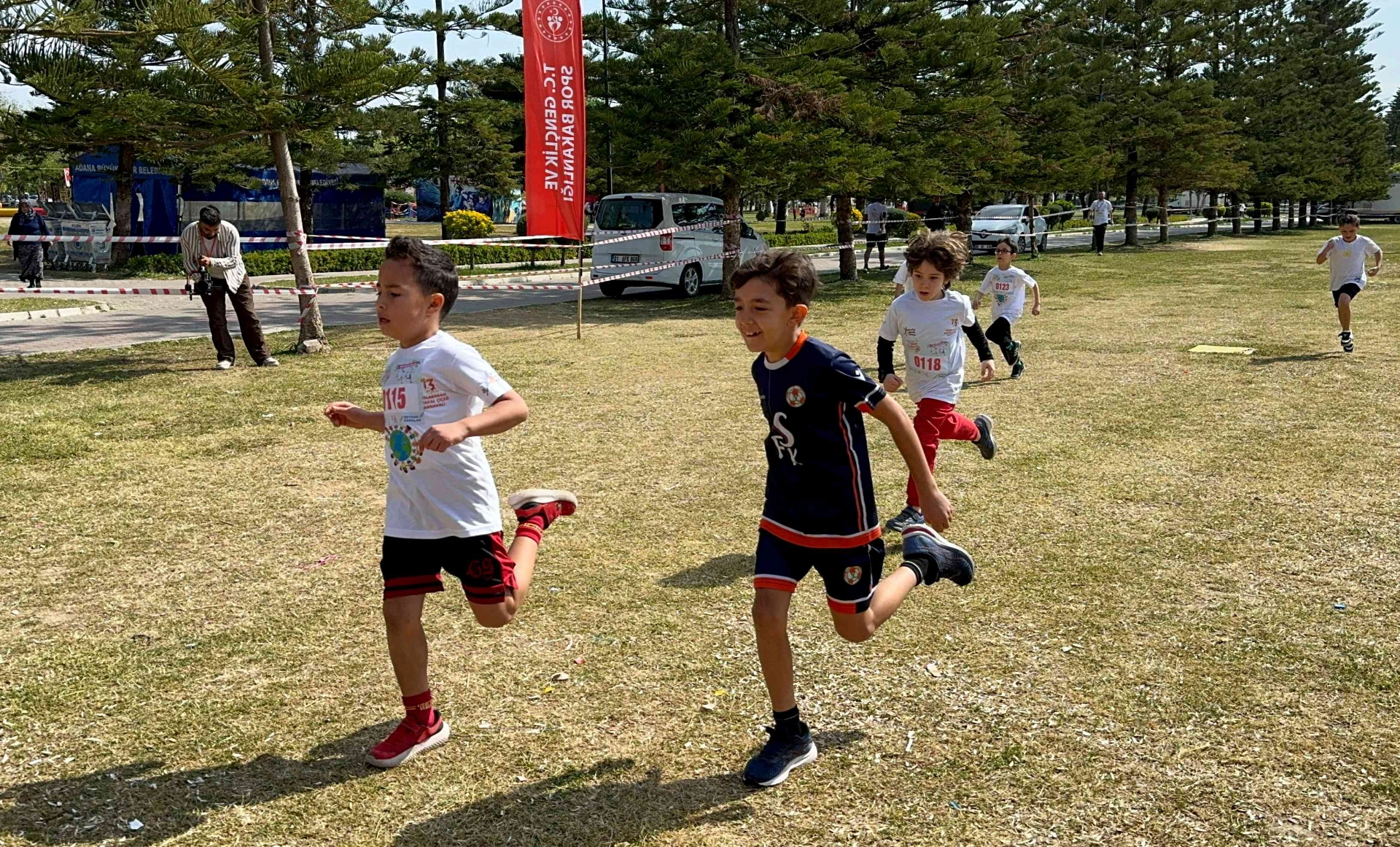 Adana'da Portakal Çiçeği Karnavalı kapsamında düzenlenen halk ve çocuk koşuları,