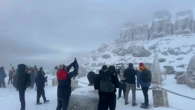 Nemrut Dağı, Nisan ayında karla kaplanarak beyaza büründü. Ziyaretçiler, eşsiz