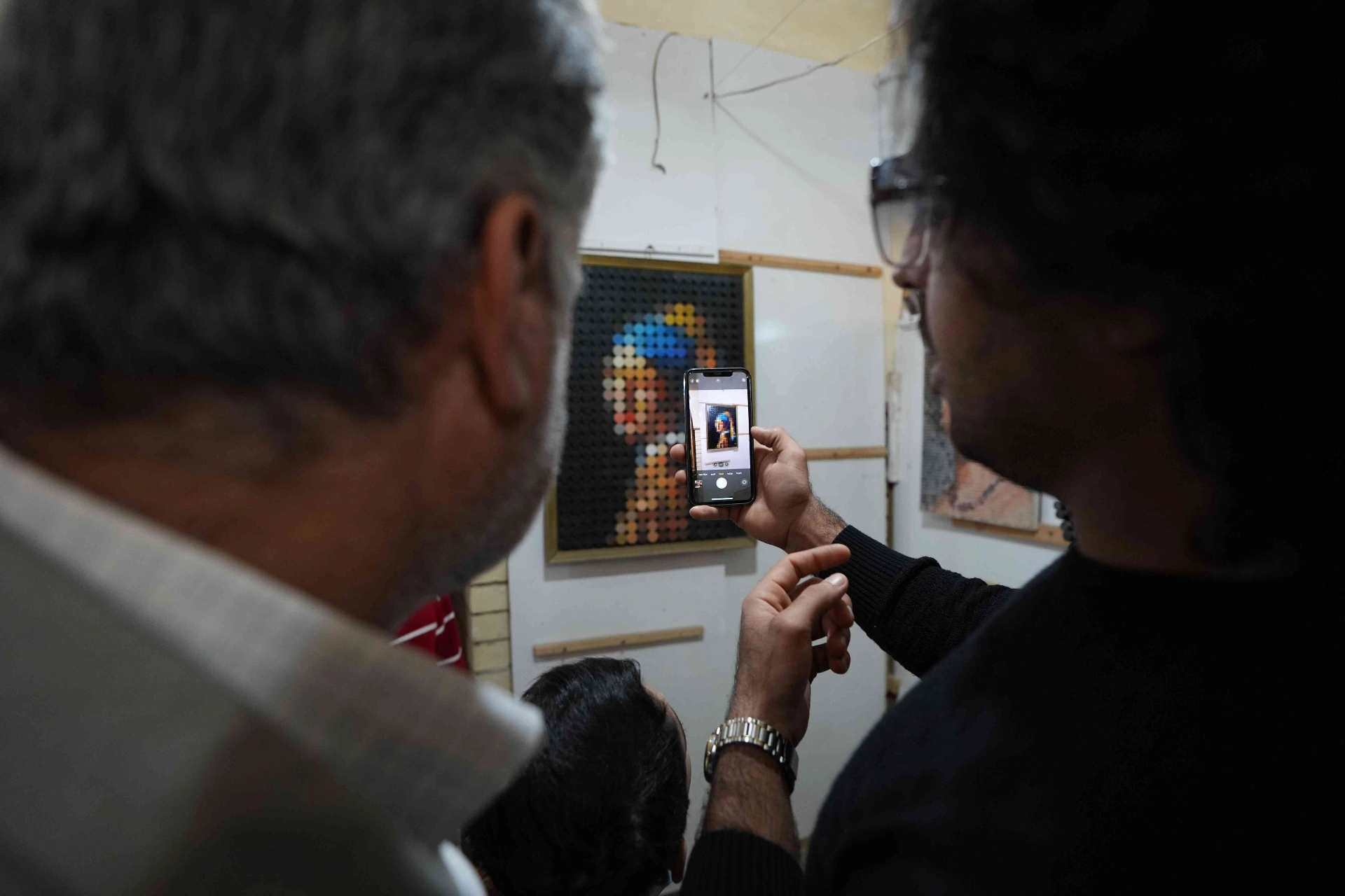 Geleneksel tekniklerin dışına çıkan Iraklı sanatçı Kerim Selman, çivi, vida