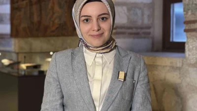 Ebru sanatının yazma eserlerdeki izlerini ortaya koyan "Suya Saklanan Renkler"