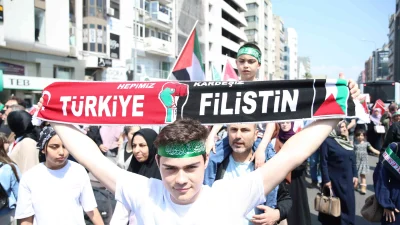 İzmir’de düzenlenen yürüyüşte binlerce kişi Gazze’ye yönelik saldırılara tepki göstererek