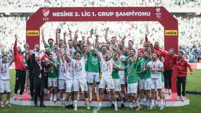 Bursaspor, Şampiyonluk Kupasını 45 Bin Taraftarla Kaldırdı Bursaspor, Bornova 1877 karşılaşmasının ardından binlerce taraftarın önünde şampiyonluk kupasını