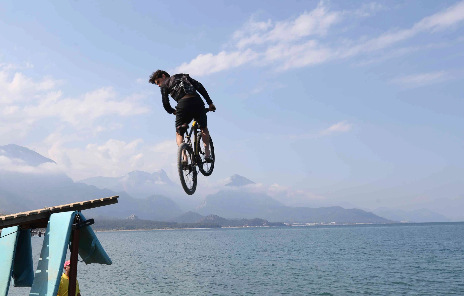 Antalya’nın Kemer ilçesinde düzenlenen Sky To Sea Dağ Bisikleti Yarışları