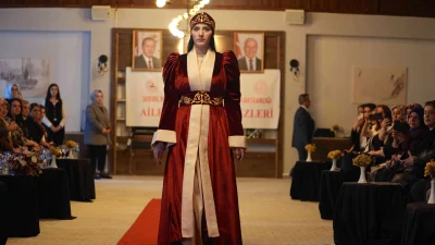 Erzurum, Palandöken’de düzenlenen defilede Türk motifleriyle süslenen geleneksel ve modern