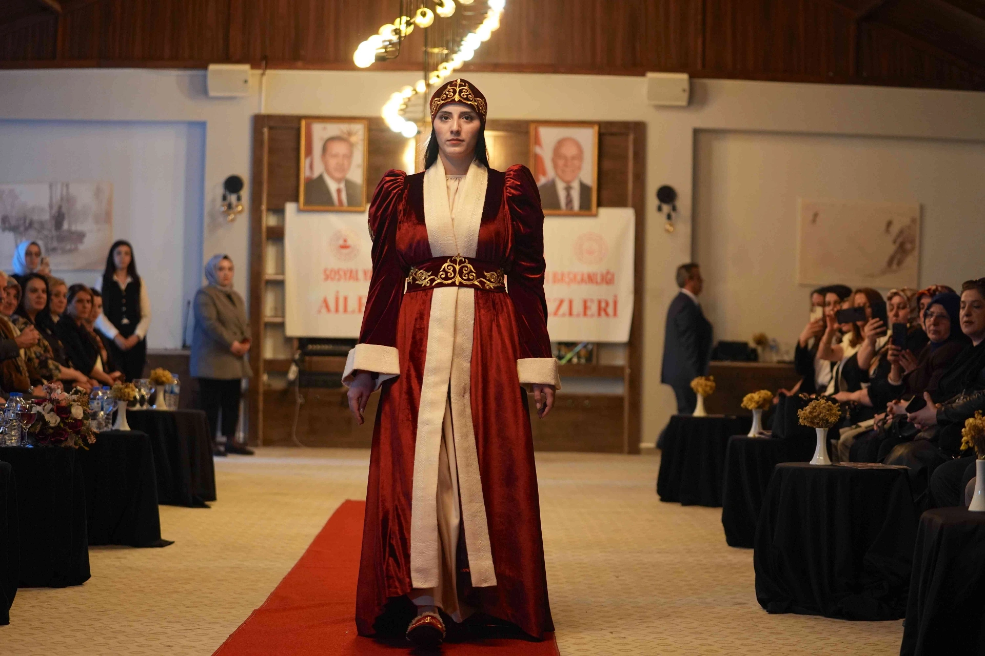 Erzurum, Palandöken’de düzenlenen defilede Türk motifleriyle süslenen geleneksel ve modern