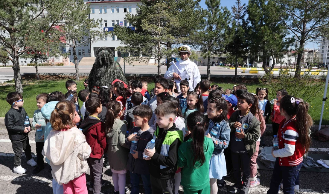 Sivas Jandarması, 23 Nisan’da Çocuklara Kapılarını Açtı Sivas İl Jandarma Komutanlığı, 23 Nisan kapsamında 1600 çocuğu ağırlayarak