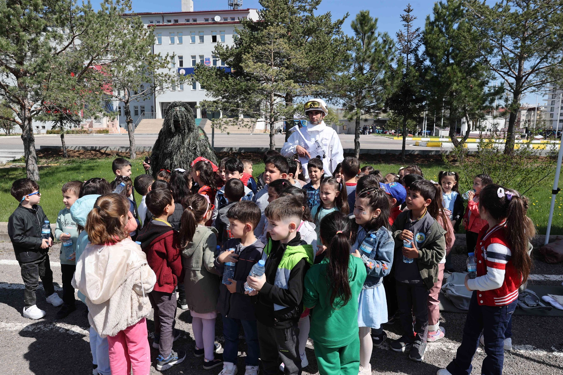 Sivas İl Jandarma Komutanlığı, 23 Nisan kapsamında 1600 çocuğu ağırlayarak