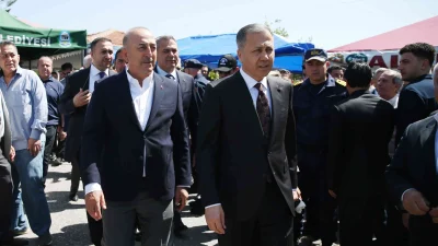 İçişleri Bakanı Ali Yerlikaya, babasını kaybeden Mevlüt Çavuşoğlu'nu Antalya'daki evinde