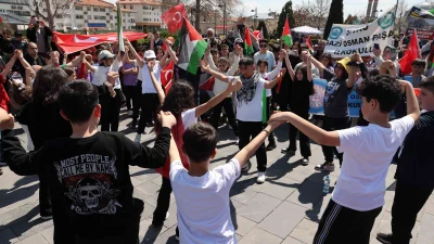 Sivas’ta ilkokul öğrencileri, 23 Nisan öncesinde Gazze’de yaşanan dramı duyurmak