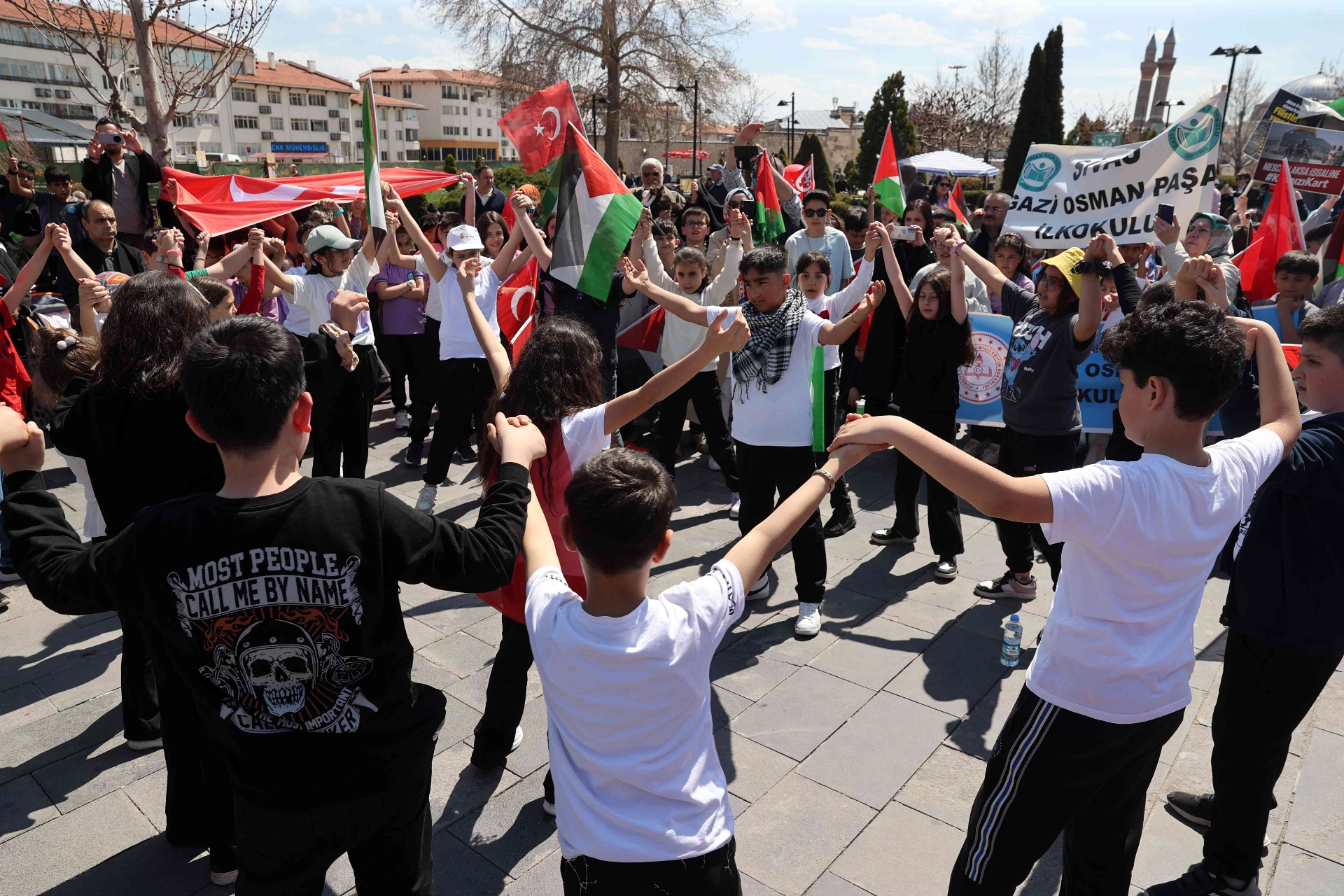 Sivas’ta ilkokul öğrencileri, 23 Nisan öncesinde Gazze’de yaşanan dramı duyurmak