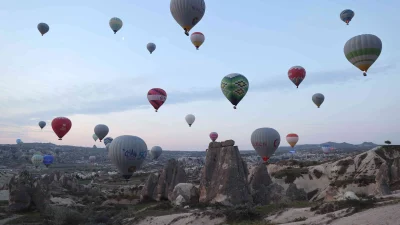 Dünyanın dört bir yanından gelen turistler, Kapadokya’da sıcak hava balonlarıyla