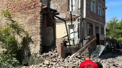 Fatih'te deprem nedeniyle kullanılmayan bir binada kısmi çökme yaşandı; binada
