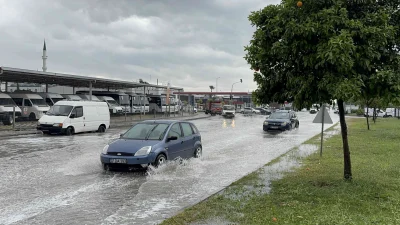 Adana’da şiddetli sağanak ve dolu yağışı günlük hayatı aksatırken, bazı