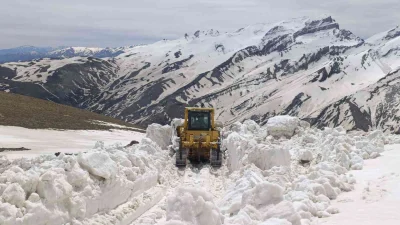 Hakkari'nin Yüksekova ve Şemdinli ilçelerinde, metrelerce karla kaplı yolları açmak