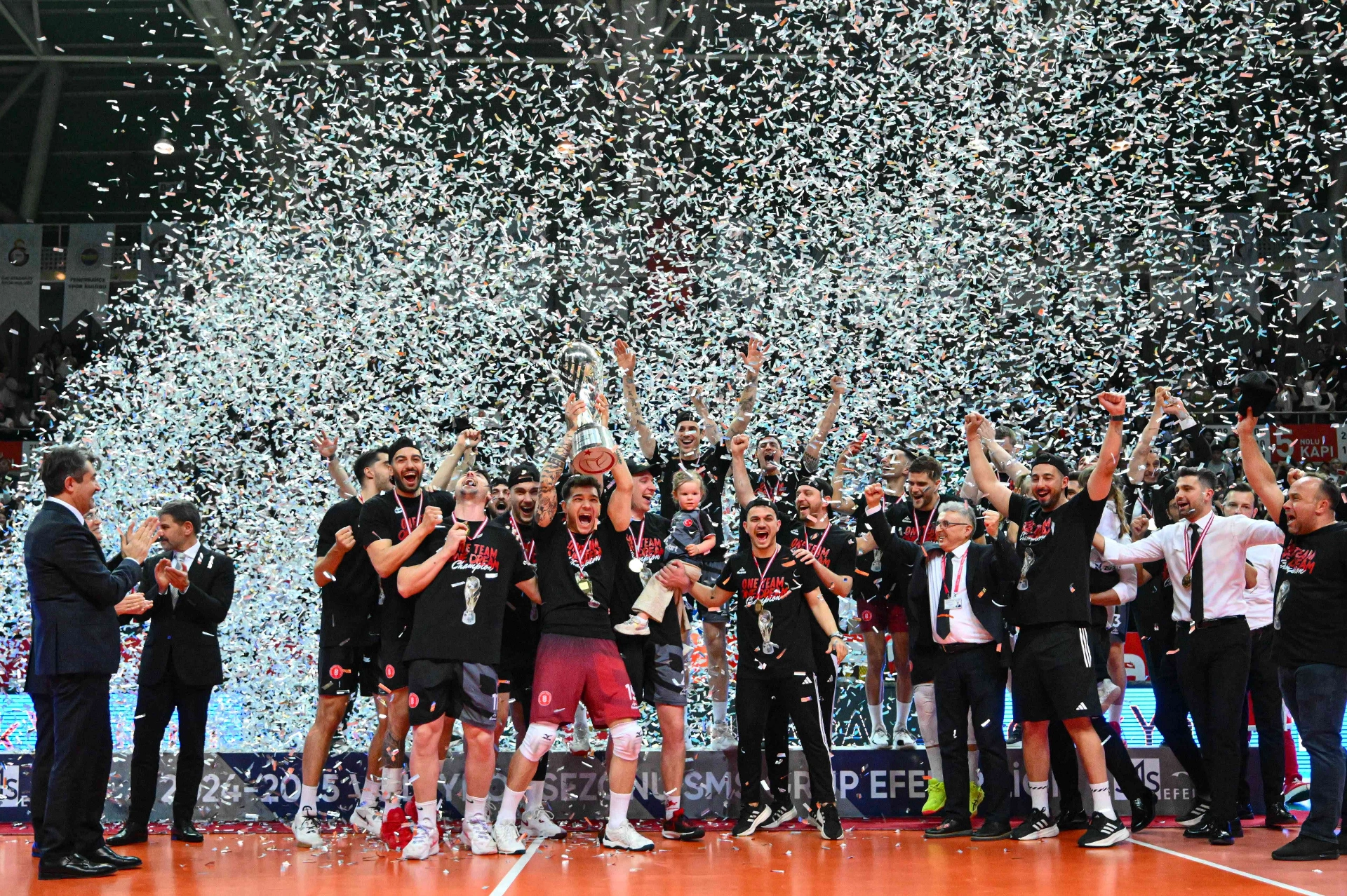 Ziraat Bankkart'ın Efeler Ligi şampiyonluğu sonrası Bakan Osman Aşkın Bak,