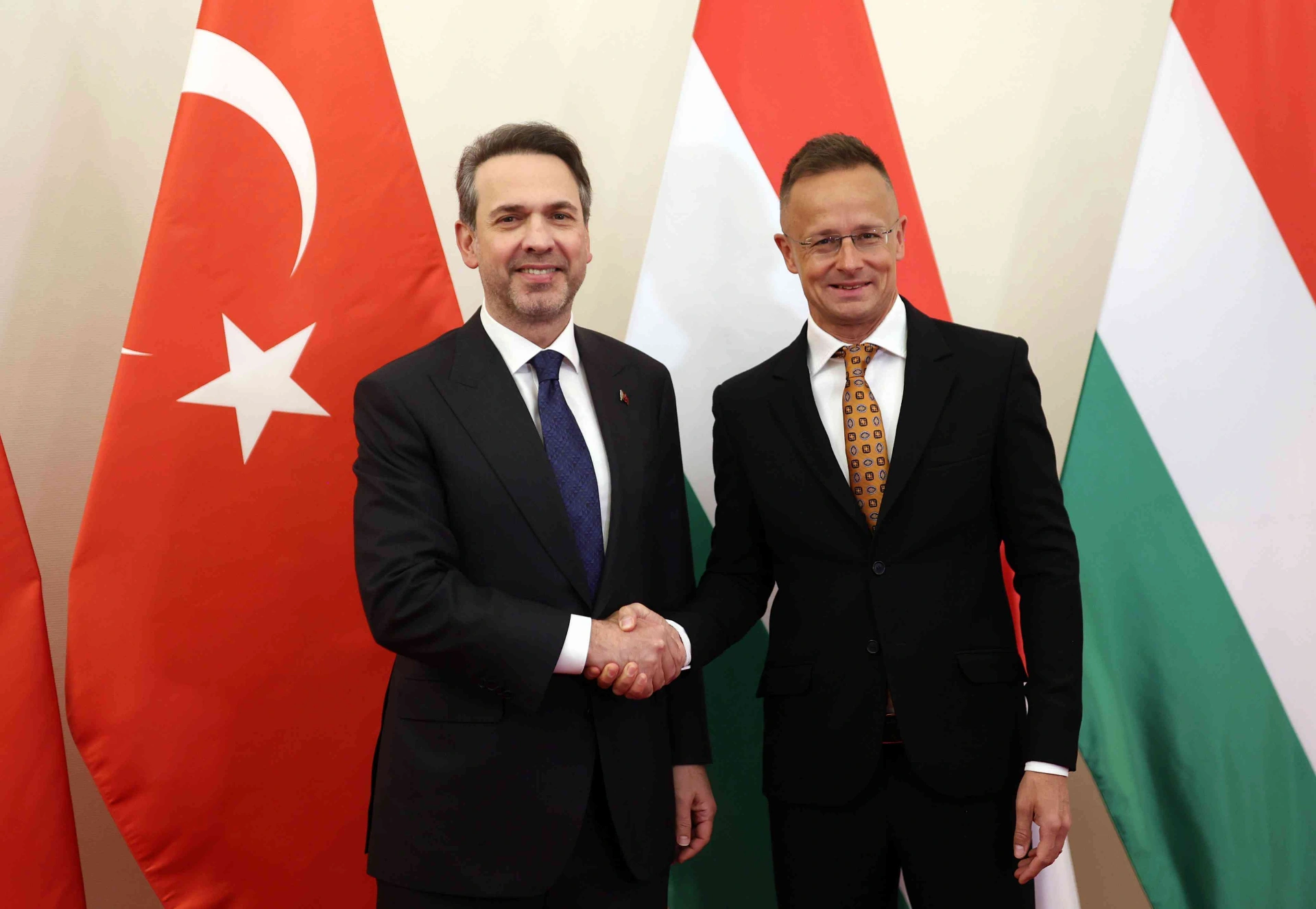 Enerji ve Tabii Kaynaklar Bakanı Bayraktar, Türkiye’nin Macaristan’daki iki sahada