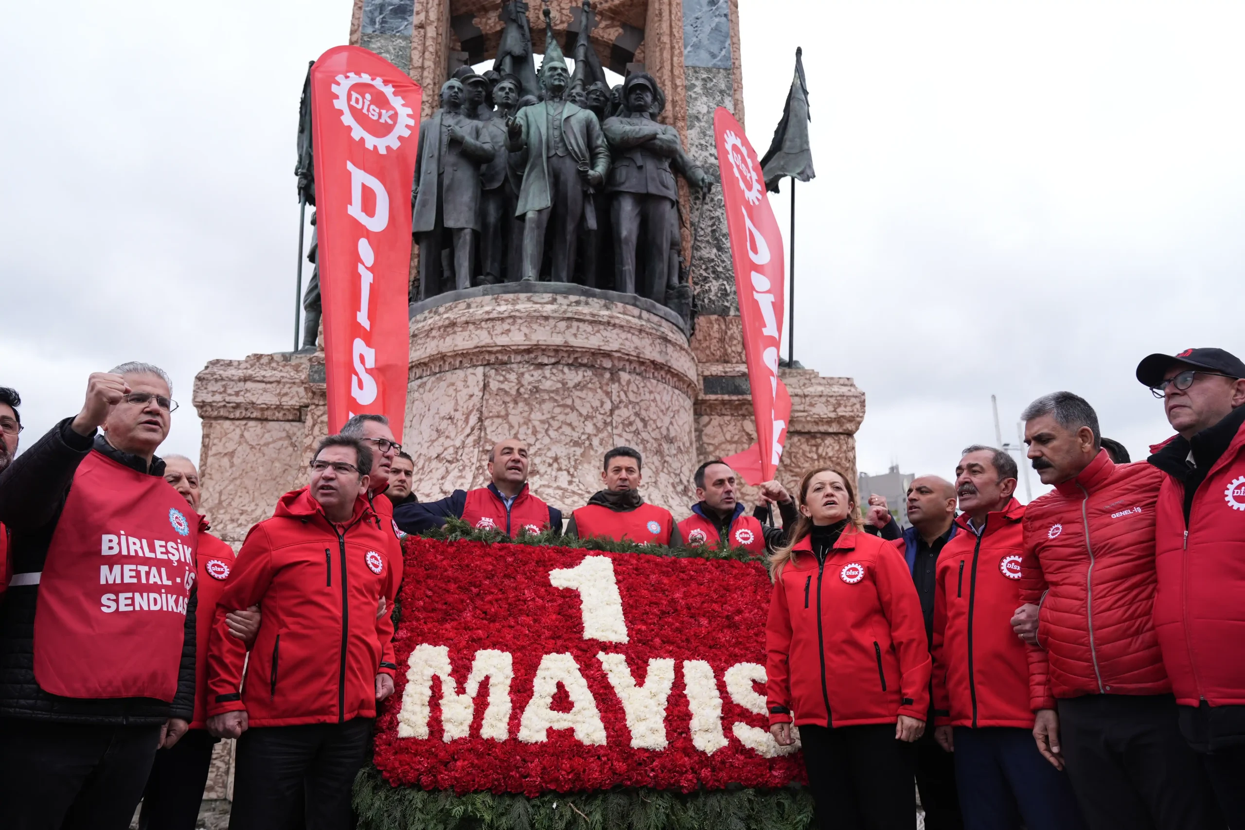 HAK-İŞ ve DİSK üyeleri, 1 Mayıs’ta Taksim Anıtı’na çelenk bırakıp