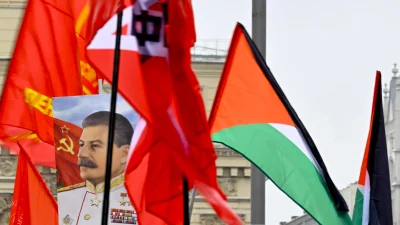 Moskova’daki Tiyatro Meydanı’nda 1 Mayıs kapsamında toplanan Komünist Parti destekçileri,