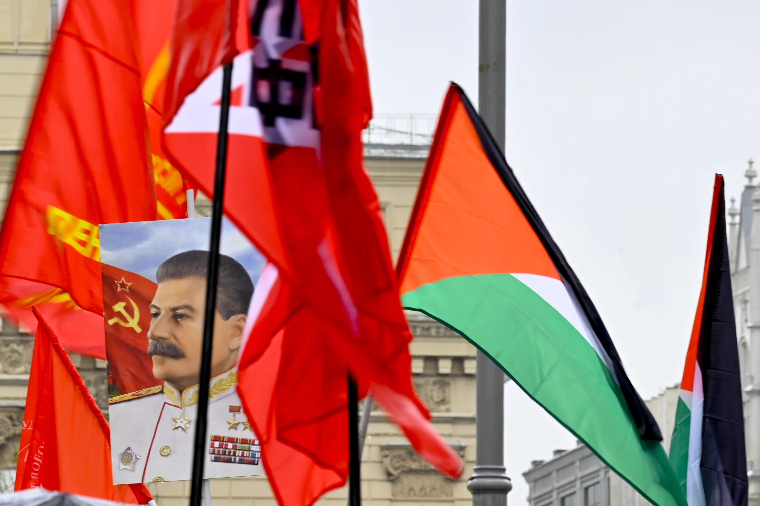 Moskova’daki Tiyatro Meydanı’nda 1 Mayıs kapsamında toplanan Komünist Parti destekçileri,