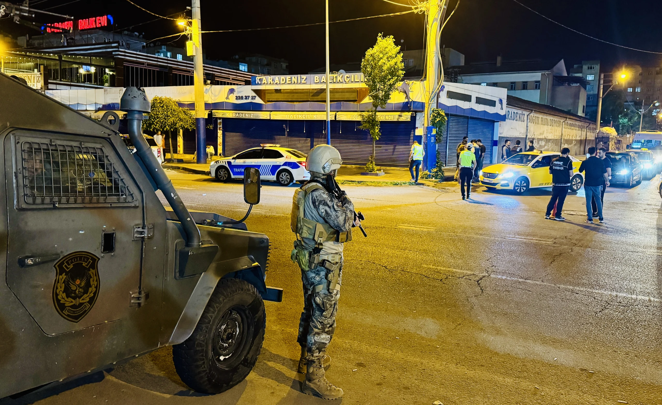 Diyarbakır'da sokak satıcılarına yönelik düzenlenen "Narko Hançer" uygulamasında çok sayıda