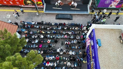 Uşak’ta tren vagonunda kurulan sahnede oynanan “Misafir” adlı oyun, izleyicilere