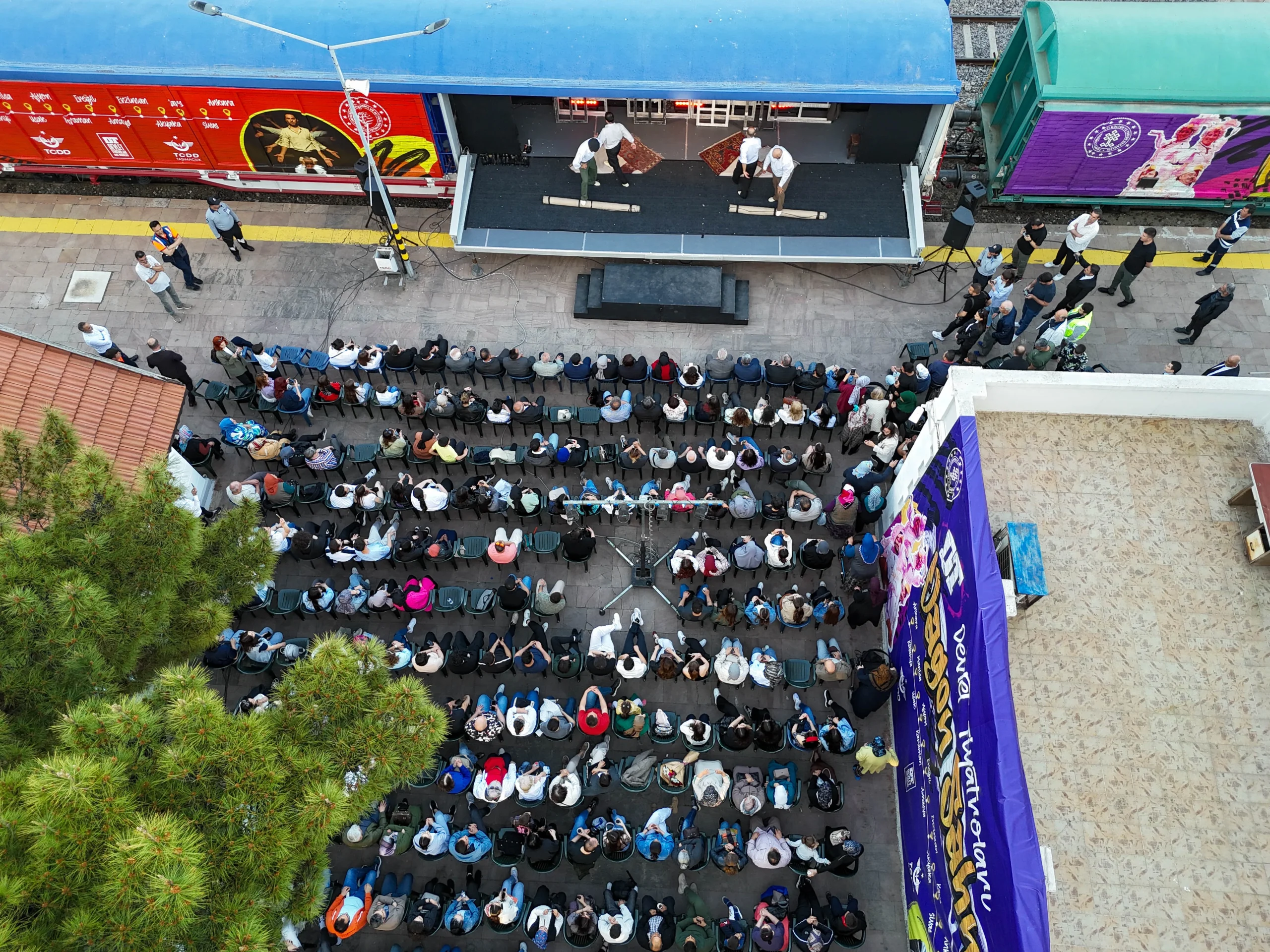 Uşak’ta tren vagonunda kurulan sahnede oynanan “Misafir” adlı oyun, izleyicilere