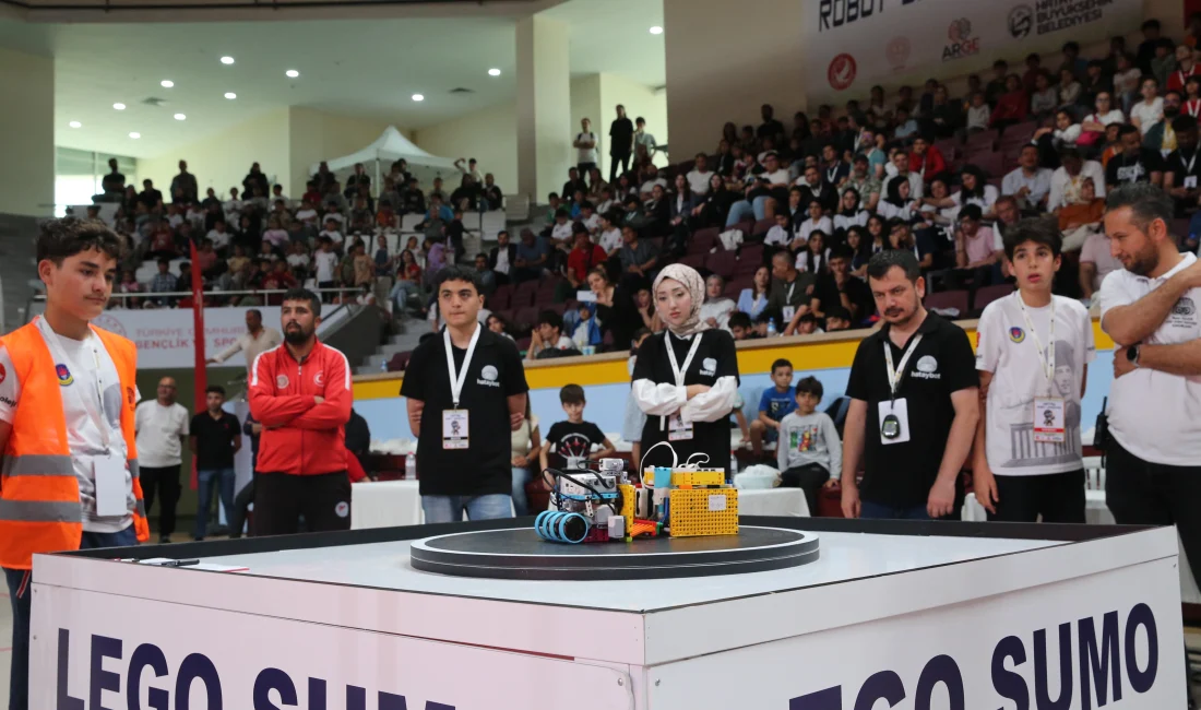 Hataybot Robot Yarışması’nda Genç Mucitlere Ödül Yağdı Hatay'da robotik yeteneklerin yarıştığı Hataybot Robot Yarışması’nda başarılı öğrenciler ödüllendirildi.