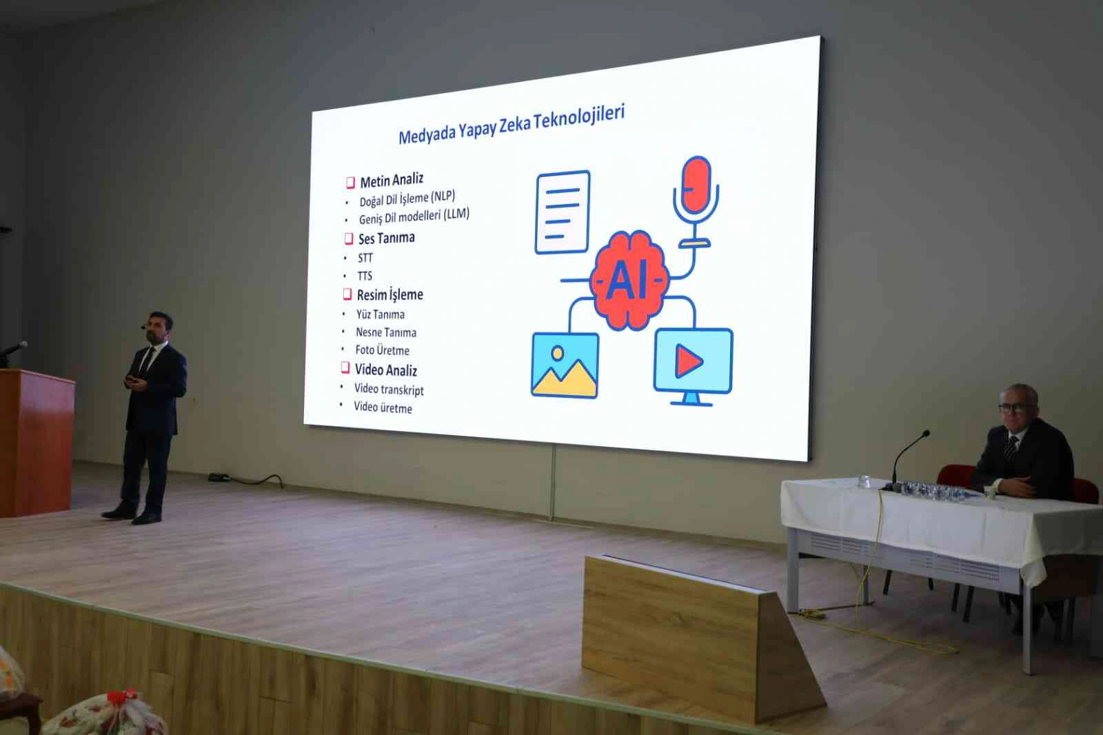 Bozok Üniversitesinde gerçekleştirilen konferansta, üretken yapay zekanın üniversiteler, medya ve