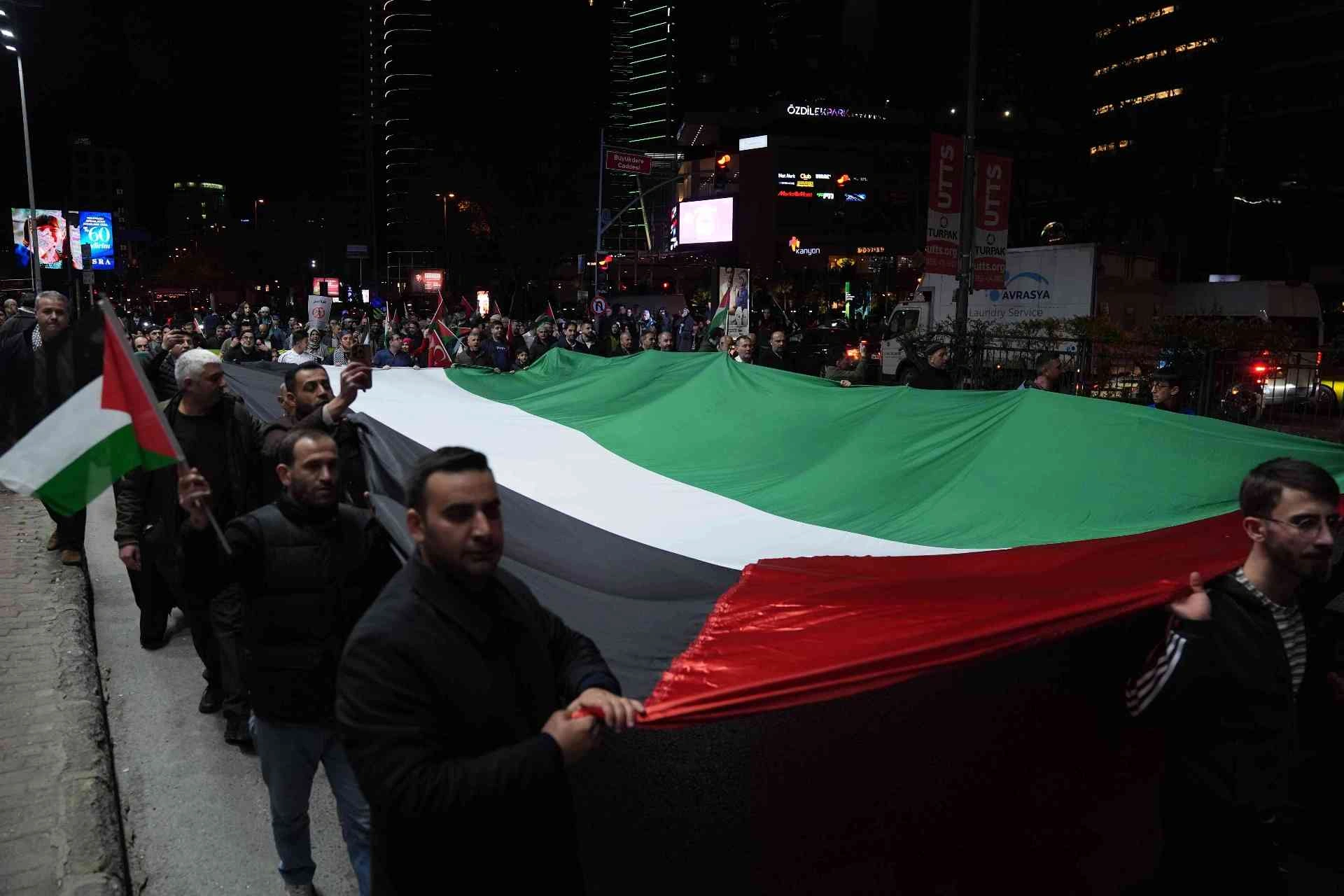 Filistin'le Dayanışma Platformu üyeleri, Gazze'deki saldırılara dikkat çekmek için İsrail’in