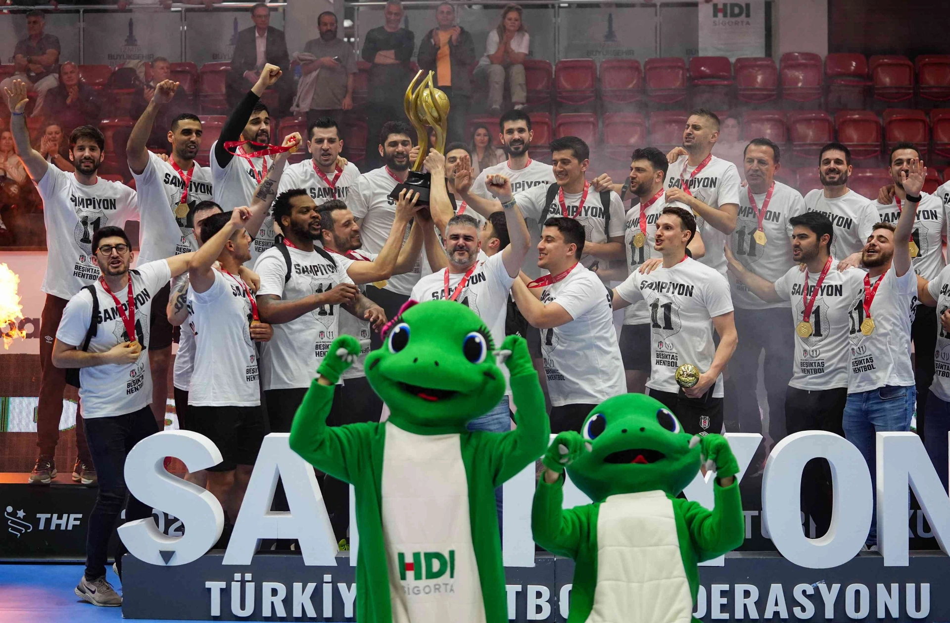 Beşiktaş, HDI Sigorta Erkekler Türkiye Kupası’nı kazanarak hentboldaki başarısını bir
