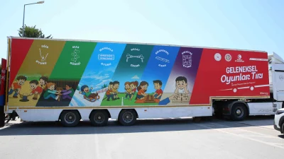 İskenderun'da geleneksel oyunlarla buluşan çocuklar, depremin izlerini bir nebze olsun