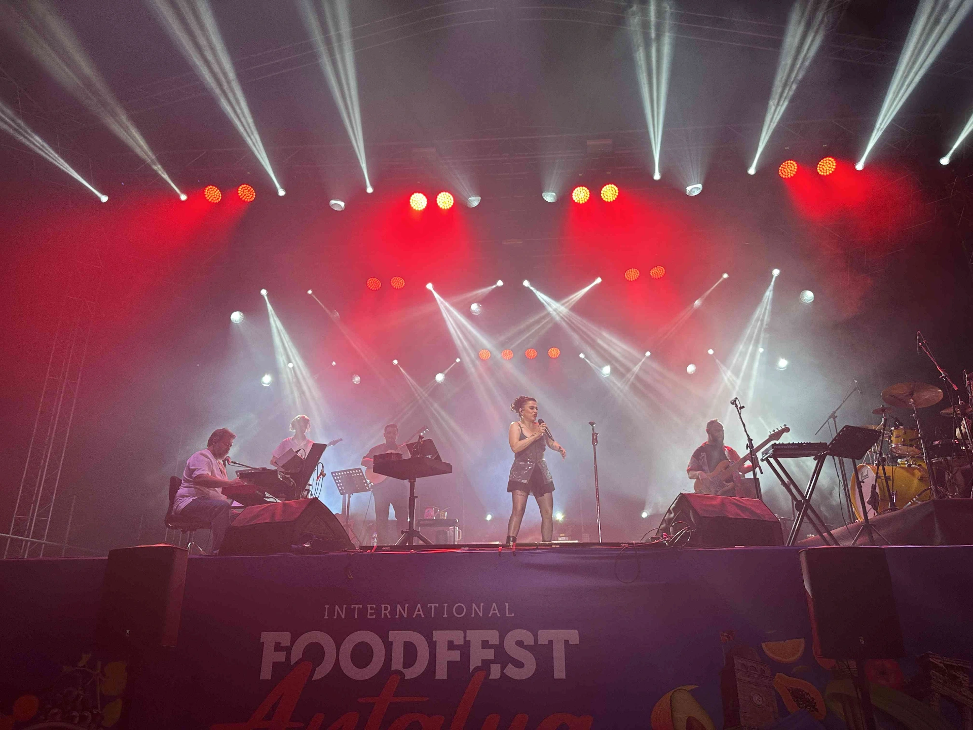 Antalya’da başlayan 4. FoodFest Uluslararası Gastronomi Festivali, Ceylan Ertem konseriyle