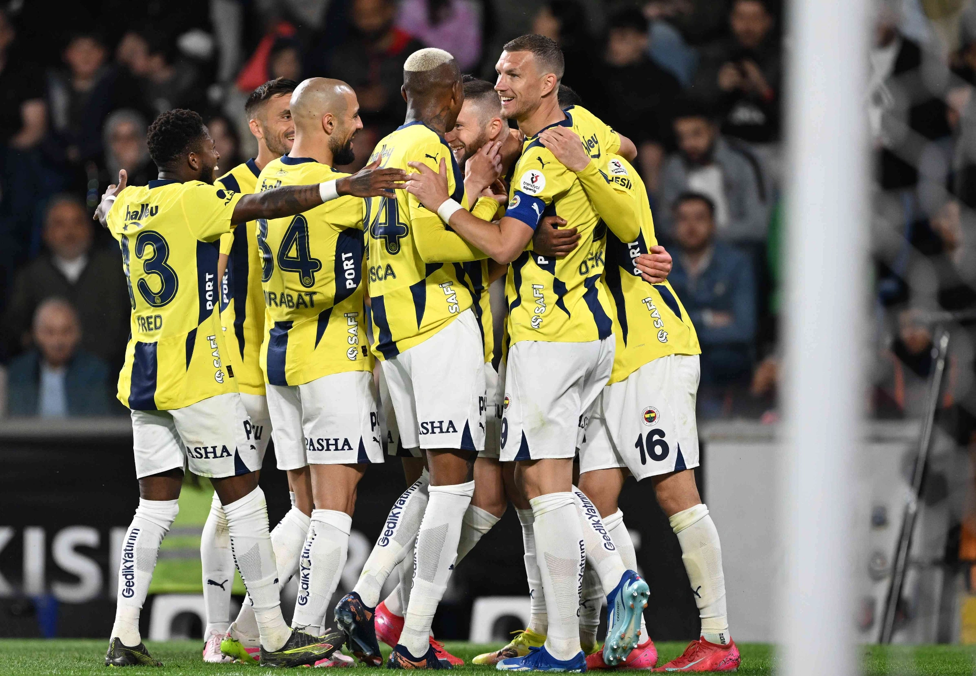 Fenerbahçe, Başakşehir deplasmanında farklı galibiyetle moral bulurken, galibiyet serisini 7