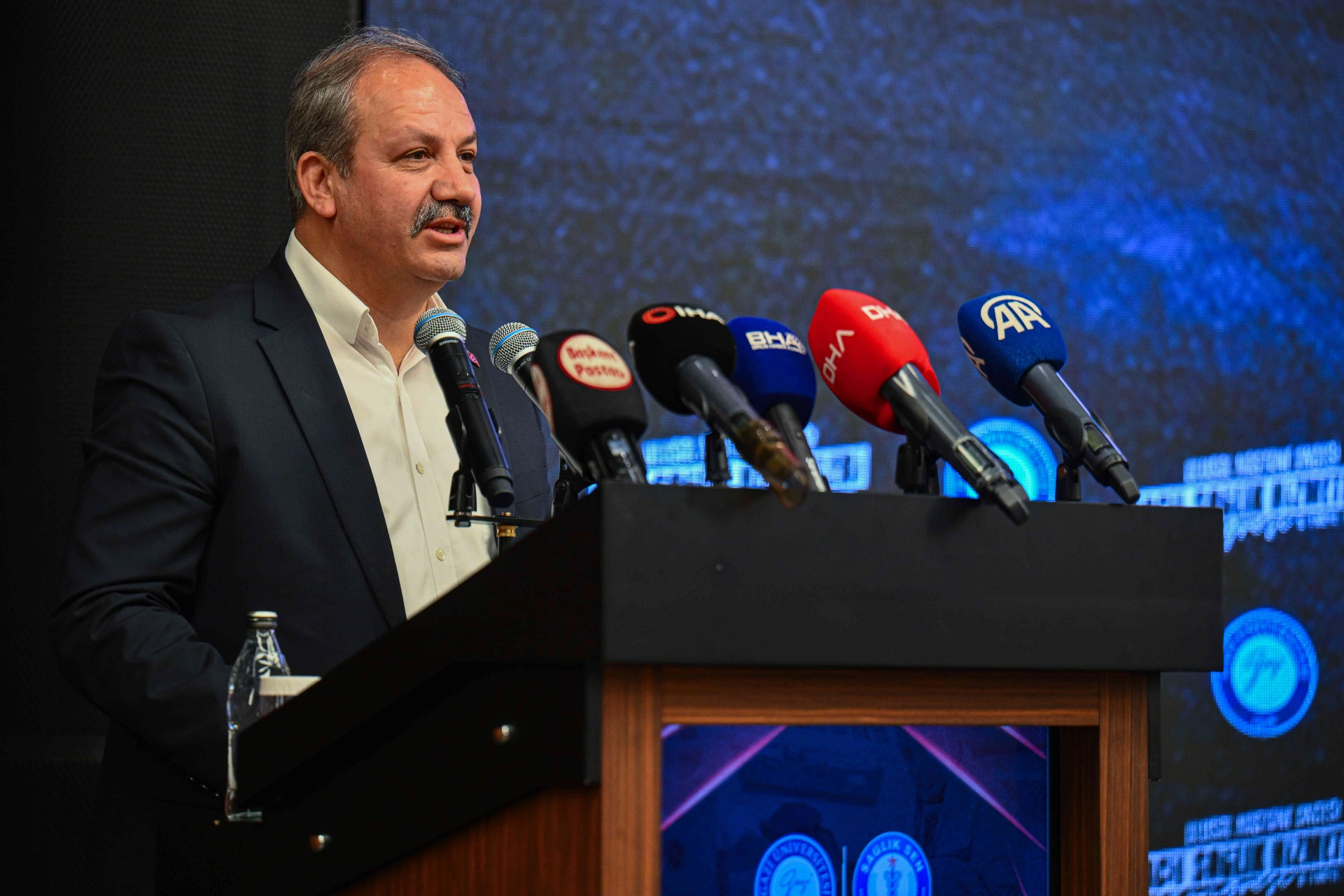 Ankara’da düzenlenen kongrede, acil sağlık çalışanlarının mesleki sorunları, teknik gelişmeler