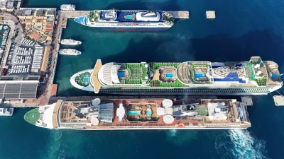 Kuşadası, aynı gün demirleyen 4 kruvaziyerle çoğunluğu ABD'li 7 binden