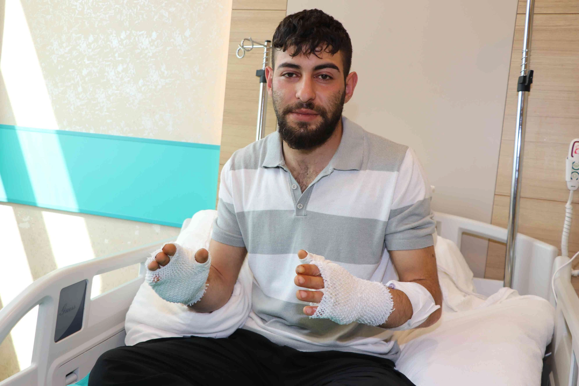 Ağır vasıta teknisyeni Emre Ağhan, hararet yapan otomobiline ormanlık alanda