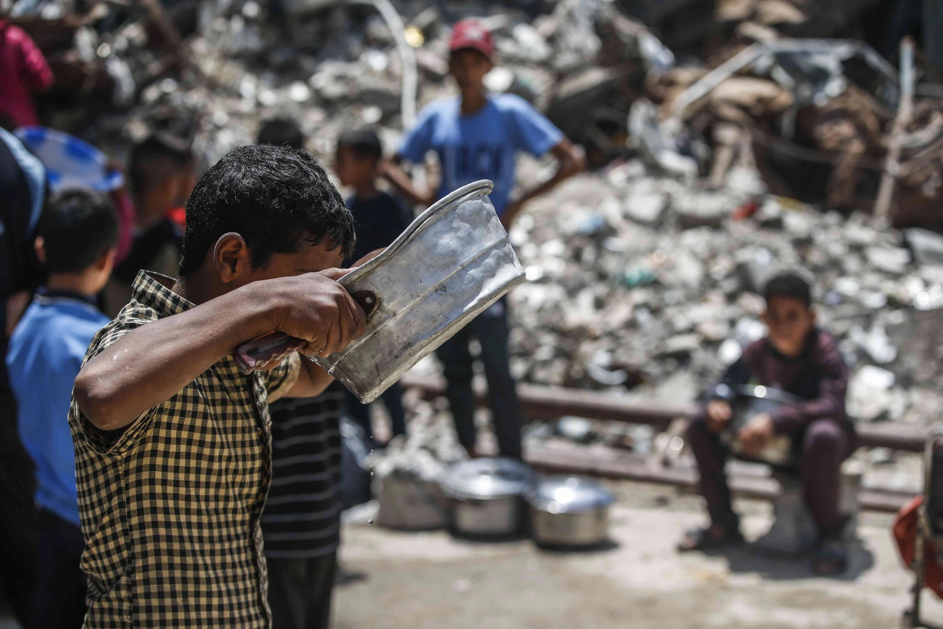 İsrail ordusunun Gazze Şeridi’ne düzenlediği saldırılarda aralarında çocukların da bulunduğu