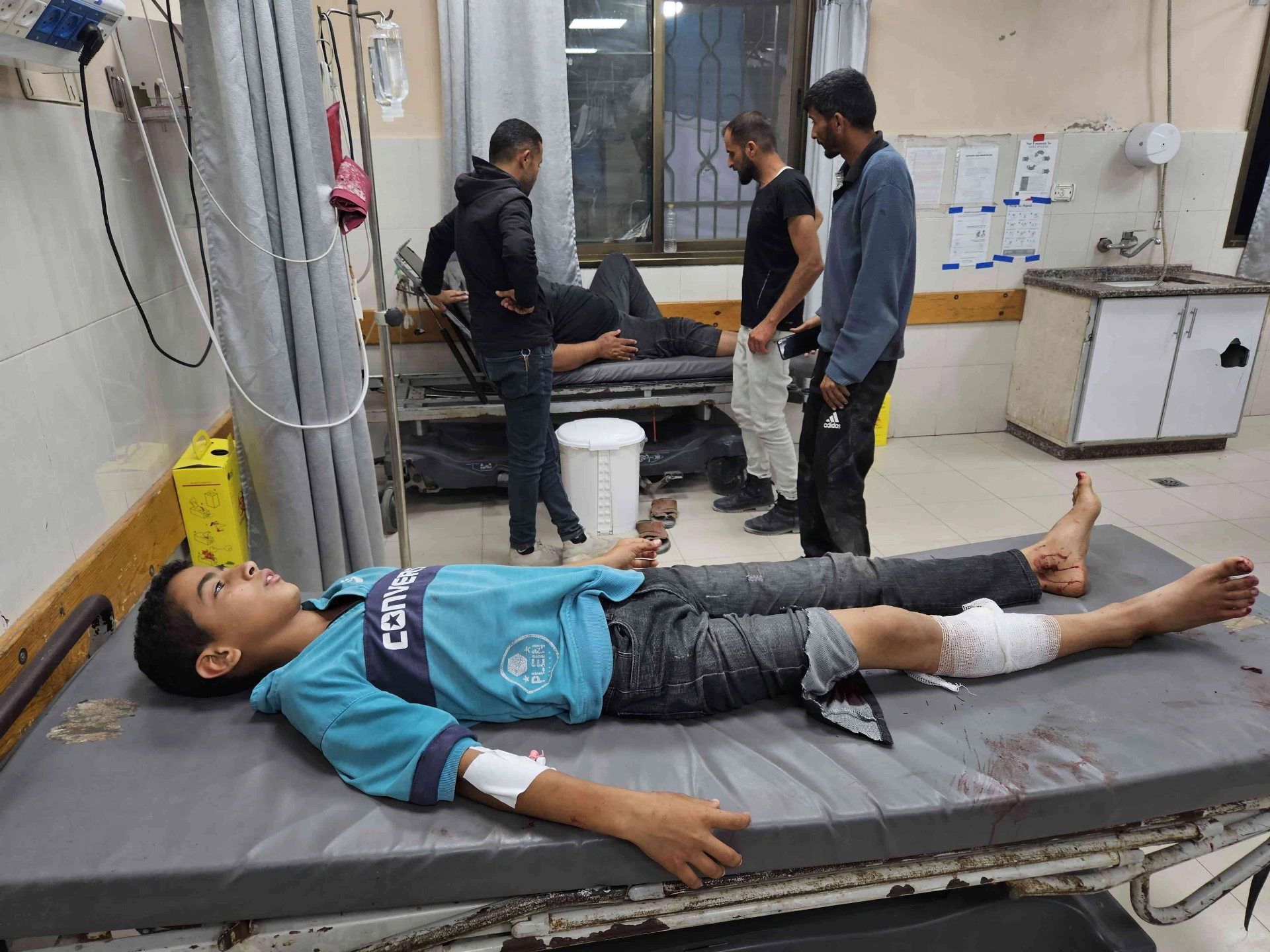 İsrail, Gazze Şeridi’nin güneyindeki Gazze Avrupa Hastanesi’ne hava saldırısı düzenledi.