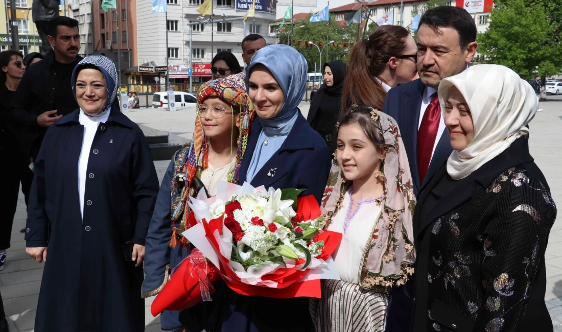Bakan Mahinur Özdemir Göktaş, Kütahya’daki temasları kapsamında vatandaşlarla buluştu, el